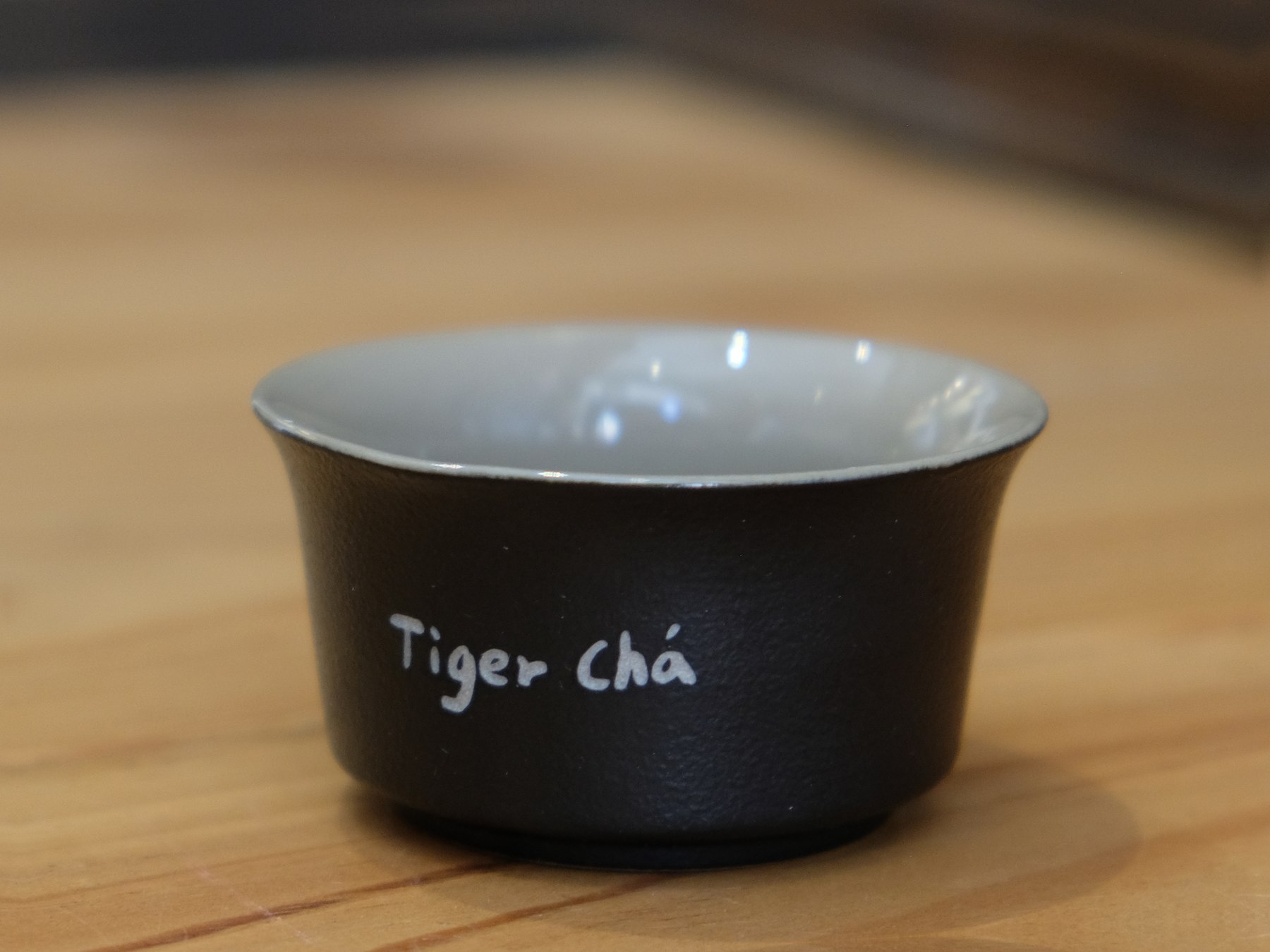 L’Outhé teapot product photo with wooden handle and laser tiger crest.