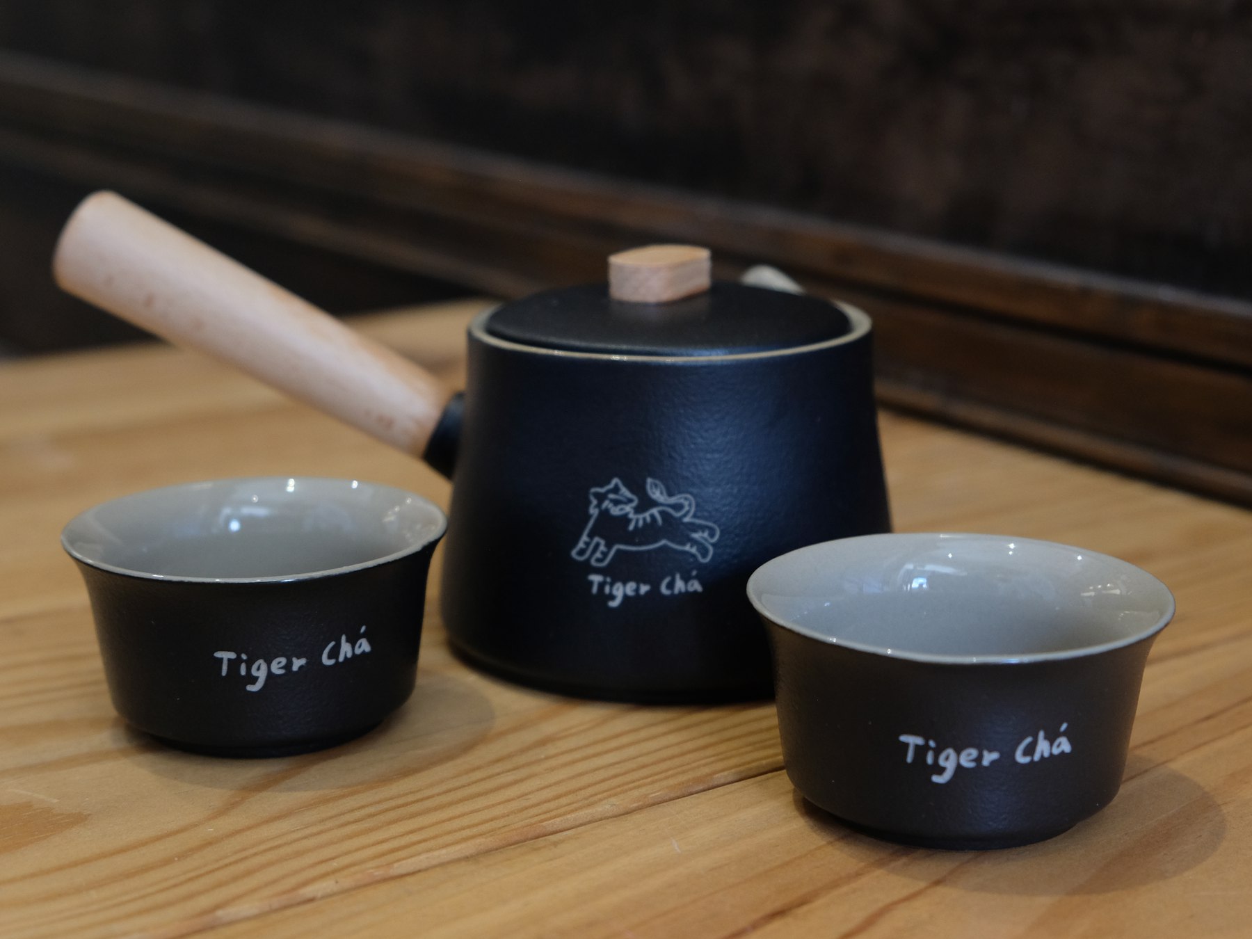 L’Outhé teapot product photo with wooden handle and laser tiger crest.